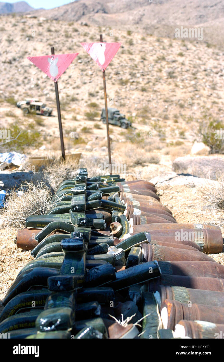 Les soldats de l'Armée américaine à partir de la 759e compagnie de munitions non explosées, 3e Bataillon, 71e Groupe d'artillerie et les Marines de la 1ère compagnie de neutralisation des explosifs et munitions, 7e bataillon du génie prêt avec soin pour l'élimination de munitions non explosées au cours d'une gamme commune une opération de déminage à Fort Irwin, en Californie, le 24 octobre à 27. À la suite de la formation du Centre national d'entraînement surface utilisée comme un anti-tank, rocket et gamme de réservoir, à partir de 1940-1980, un nombre important d'engins non explosés a accumulé dans le domaine de la formation. Armée, Marine Corp clair NEM explosées au NTC 484220 Banque D'Images