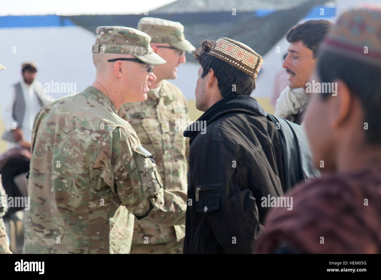 Le colonel de l'armée américaine Patrick Frank (à gauche), 3e Brigade Combat Team, 10e division de montagne, Groupe de travail Spartan, entretiens avec les hommes à l'extérieur du centre du district de Zhari, Base d'Pasab, province de Kandahar, en Afghanistan, le 6 décembre 2011. Frank et les hommes étaient inscrits à une vérification de la police locale afghane shura. Vérification de la police locale afghane shura 111206-A-VB845-004 Banque D'Images