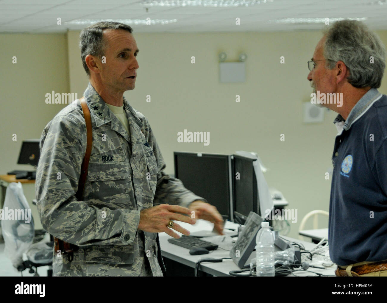 Air Force, le général Anthony Rock, la formation et de l'Iraq Mission consultative - directeur de l'air, parle avec Scott Hosking, superviseur technique pour Lockheed Martin, à l'exploitation d'additionneur de base, le 5 novembre. Au cours de sa visite, le Rock a pris un tour de la station de radar construit pour l'armée de l'air iraquienne par Lockheed Martin et le U.S. Army Corps of Engineers. Air Force dit adieu à Ali Air Base 111105-A-JX739-009 Banque D'Images