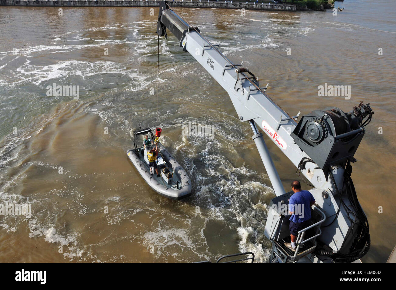 Les marins américains affectés au navire à grande vitesse Swift (HSV-2) une embarcation pneumatique à coque rigide dans l'eau que le navire moors à Santo Domingo, la République dominicaine, à l'appui de Partenariat Sud Gare (SPS) le 6 novembre 2011. SPS est un déploiement de navires américains au sud de la zone de responsabilité du commandement dans les Caraïbes et en Amérique latine. L'exercice implique le partage d'information avec des marines, garde-côtes et des services civils de l'ensemble de la région. (U.S. Photo de l'armée par le Sgt. 1re classe Alan B. Owens/libérés) 111106-A-TF780-004 (6329619858) Banque D'Images