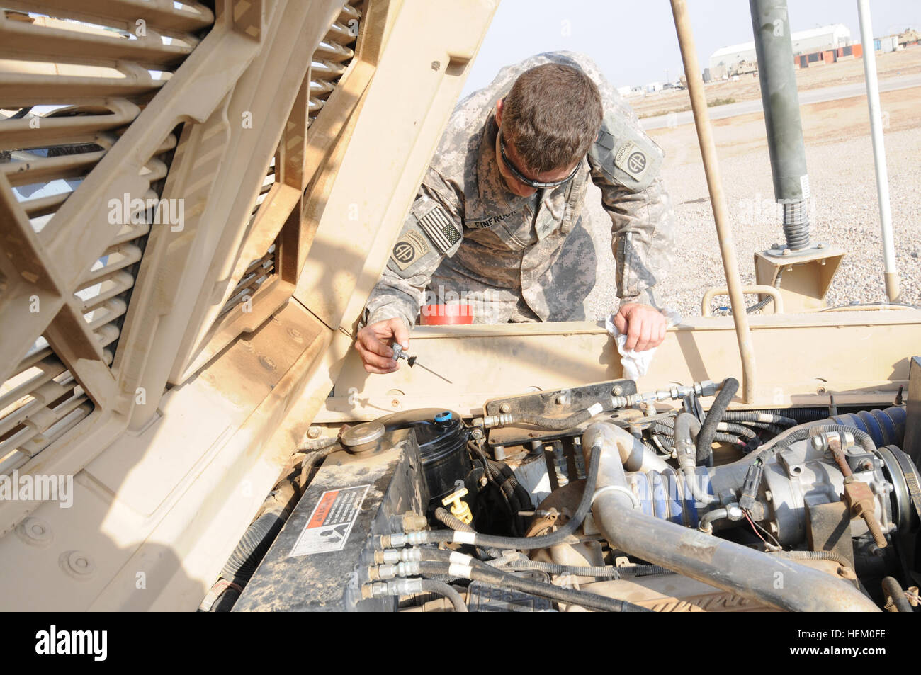 Un parachutiste avec 2e Bataillon, 319e Régiment d'artillerie de l'air, 2e Brigade, 82e Division aéroportée vérifie l'huile dans la mine et les embuscades véhicule protégé à la base d'opérations d'addition, de l'Iraq, le 16 novembre. Parachutistes américains dire adieu à Ramadi 491209 Banque D'Images