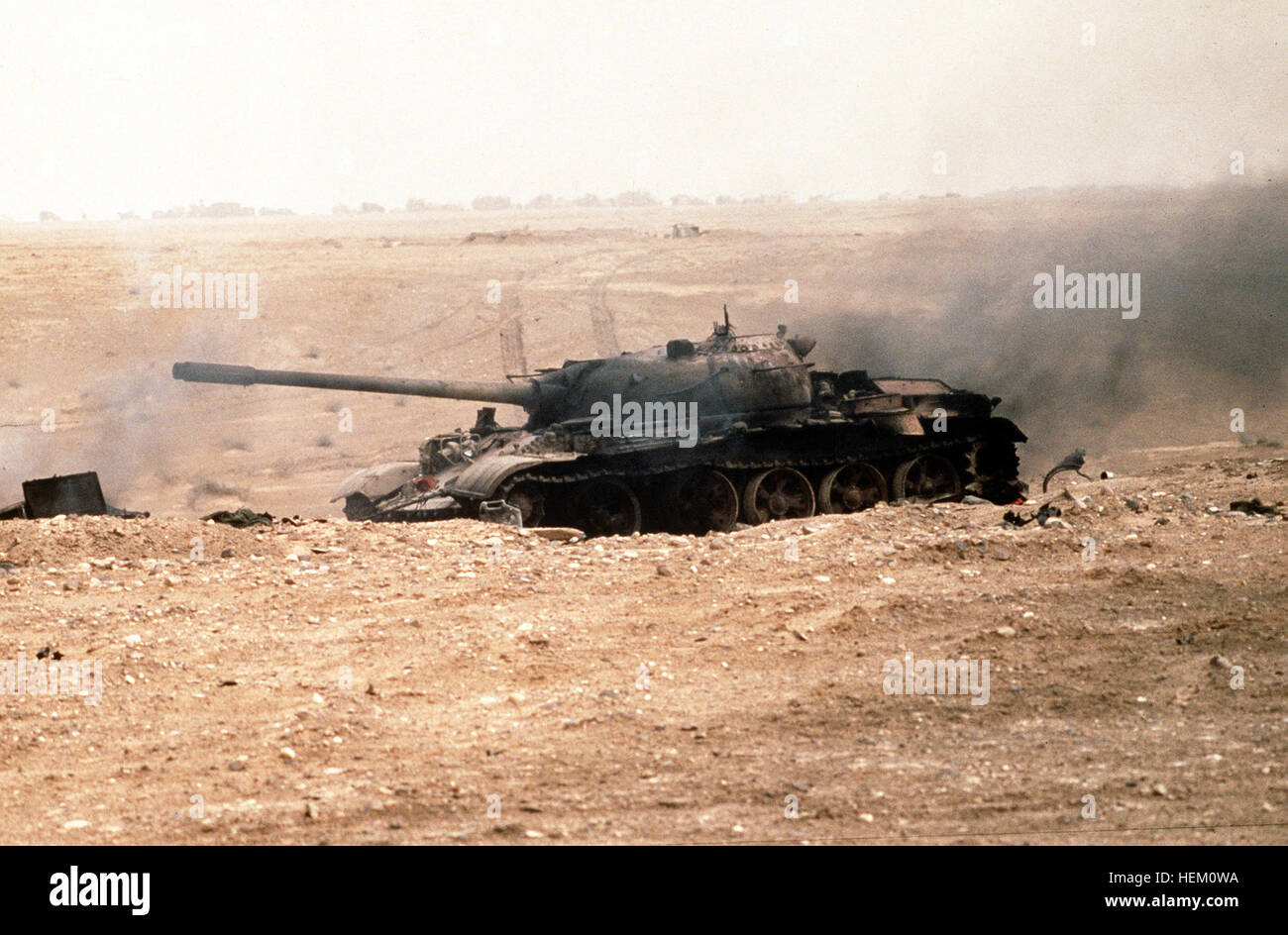 Vue d'un Irak T-55 char de combat principal détruit par une attaque près de la frontière koweïtienne pendant l'opération Tempête du désert. T-55 irakien détruit près de la frontière koweïtienne 1991-02-28 Banque D'Images