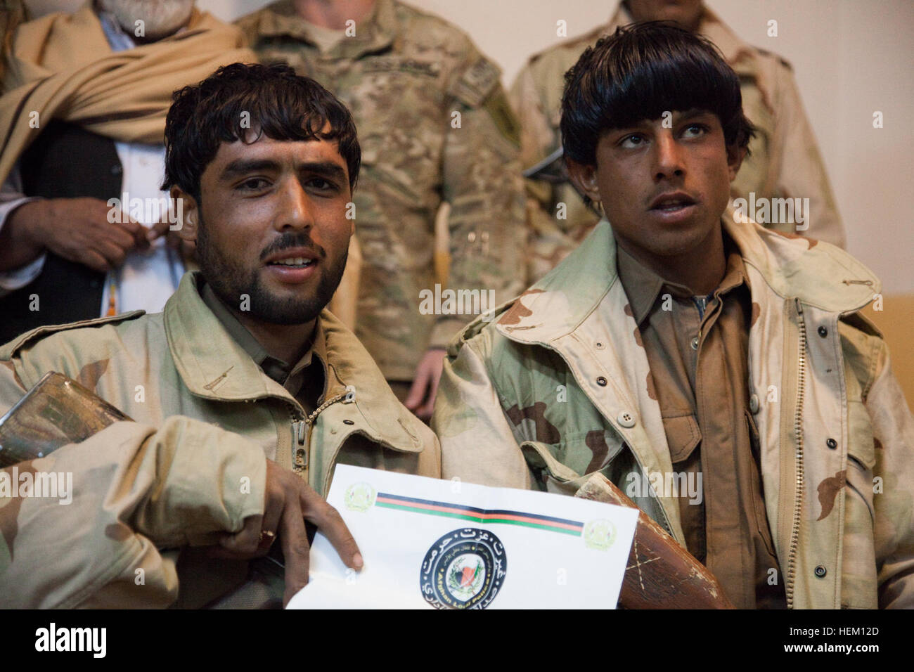 Les hommes posent avec leurs certificats dans le district de Zhari Centre à l'extérieur de la base d'opération avancée Pasab, province de Kandahar, Afghanistan, le 13 décembre 2011. Les hommes avaient obtenu leur diplôme en tant que nouveaux membres de l'Afghanistan la police locale. L'obtention du diplôme de la police locale afghane 111213-A-VB845-030 Banque D'Images