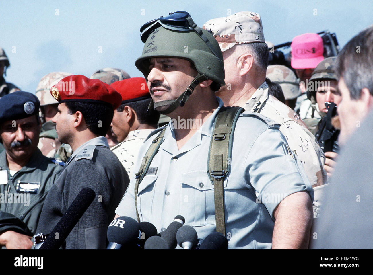 Le lieutenant général Khalid Bin Sultan Bin Abdul Aziz, commandant des forces interarmées en Arabie Saoudite, arrive à discuter de conditions pour un cessez-le-feu avec les généraux irakiens pendant l'opération Tempête du désert. Derrière le lieutenant général Khalid est le général H. Norman Schwarzkopf, commandant en chef, le Commandement central américain. DA-ST-92-08034-C Banque D'Images