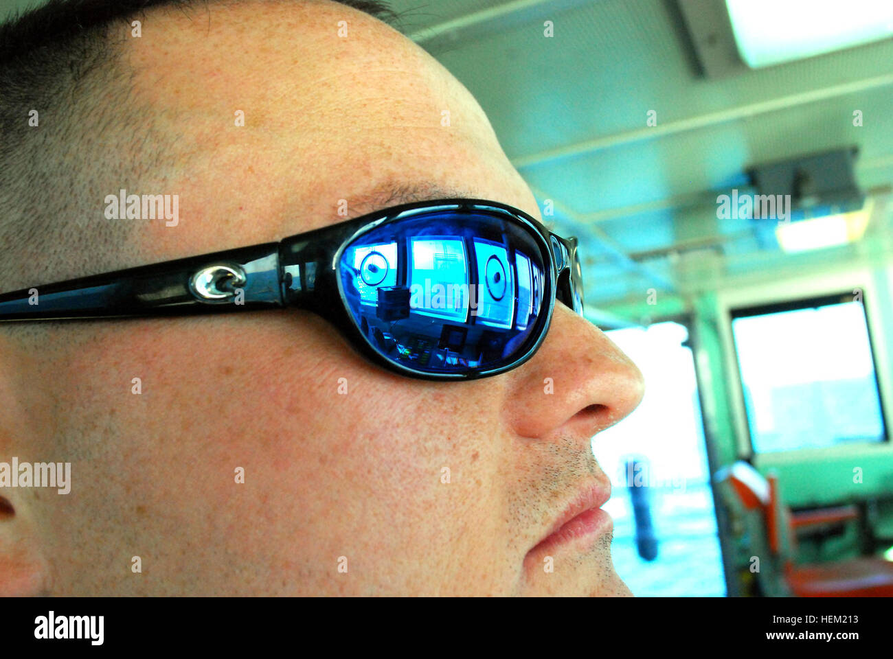 Le Sgt. Robert L. Wallace, de Beaufort, N.C., donne du pont qu'il prend à ouvrir l'eau pour les exercices et l'exploitation des licences. Il est le maître d'équipage sur le navire de l'armée américaine Kennesaw Mountain, un utilitaire de débarquement, et fait partie de la 824e compagnie de transport, une unité de réserve de Morehead City, N.C. L'unité vient de commencer le déploiement d'une année à l'appui de l'opération Enduring Freedom. (Photo par Cpl de l'armée américaine. Jeffrey Daniel) l'Armée's secret le mieux gardé des flotteurs 514304 Banque D'Images