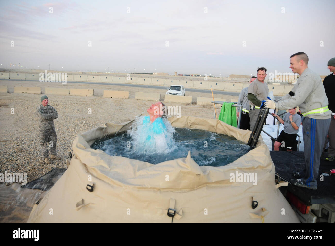 Le Sgt. 1re classe Bretagne Thingvold, Waverly, Minn., indigène, saute dans un blibet d'eau glacée pendant une 1ère Brigade Combat Team, 34e Division d'infanterie, Red Bulls, a accueilli l'événement de l'ours polaire le 4 février Au Camp Arifjan, au Koweït. Douze soldats de la Brigade d'1/34ème bataillon de troupes spéciales connecté avec Special Olympics Minnesota pour recueillir des fonds et de sensibilisation pour leurs participants. Bien que les soldats n'étaient pas plonger dans un des nombreux lacs gelés du Minnesota, l'événement a été similaire dans le fait que la piscine était rempli de glace ce qui porte l'ensemble de la température proche de 32 degrés. Pola Banque D'Images