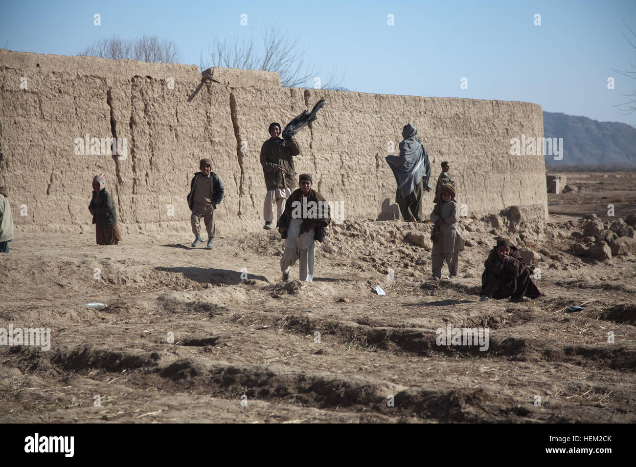 Les enfants se réunissent à l'extérieur d'un bâtiment dans la province de Kandahar, Afghanistan, 09 février, 2012. Les enfants étaient des soldats de l'armée américaine de souhaits qu'ils démonté leurs véhicules. (U.S. Photo de l'armée par la CPS. Kristina Truluck, 55e Compagnie de transmissions (COMCAM)/libérés) pierre meulière Opération JE 120206-A-VB845-009 Banque D'Images