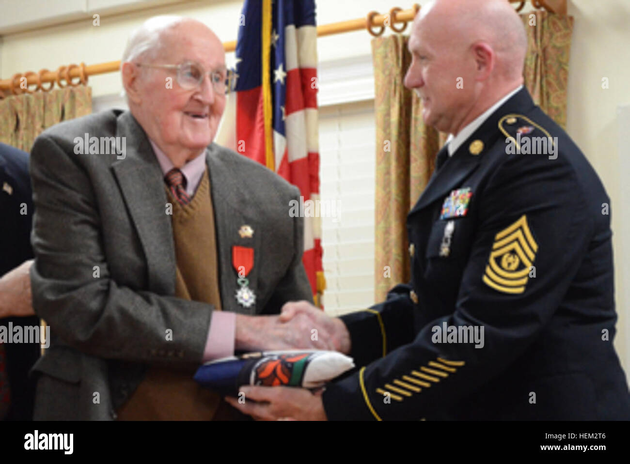 Carl 'Chubby' Proffitt est décerné la Légion d'honneur le 20 février au cours d'une cérémonie à l'American Legion Post 74 près de Charlottesville en face de vos amis, votre famille et les membres de la 116e Brigade Combat Team. Proffitt a été décerné l'honneur pour ses actions lors de l'invasion de Normandie qui ont libéré la France de l'autorité allemande pendant la DEUXIÈME GUERRE MONDIALE. Proffitt a servi avec le 116e Régiment d'infanterie, maintenant désignée la 116BCT. (Photo par le sergent. Andrew H. Owen, Virginie Guard) Affaires publiques reconnaît Charlottesville en Virginie Guard vétéran du jour 120220-A--169 Banque D'Images