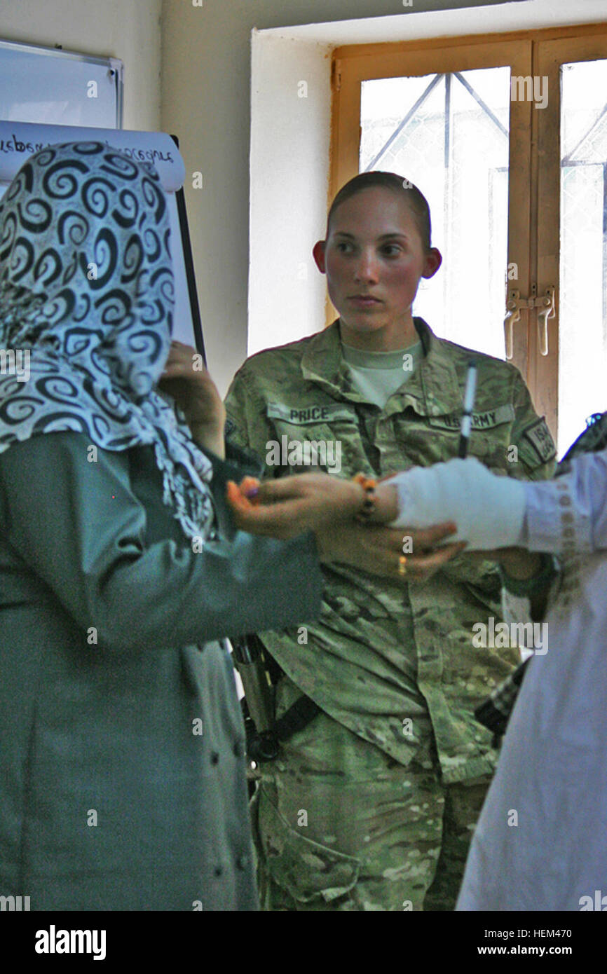 KANDAHAR, Afghanistan, le Sgt. Melody :, infirmier de l'équipe de l'engagement des femmes pour la 58e Compagnie de Police militaire attaché à 1er Escadron, 10e Régiment de cavalerie, 2e Brigade Combat Team, 4e Division d'infanterie, demande à la police en uniforme afghane femmes comment s'habiller une plaie pénétrante au Camp Nathan Smith Mar. 28. La femme a reçu de l'AUP classes FET sur la recherche des détenus et les premiers soins. Pendant les deux classes on a demandé aux participantes de mettre en pratique les techniques et démontrer ce qu'ils ont appris. (U.S. Photo de l'armée par le Sgt. Ruth Pagán, 2e Brigade Combat Team, 4e Division d'infanterie, PAO) Prac Banque D'Images