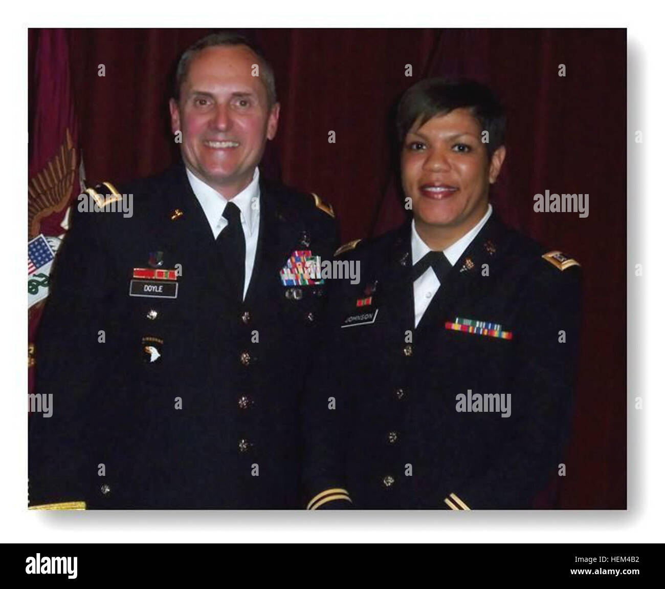 Le brig. Le général Dennis Doyle, U.S. Army Medical Commande, pose pour une photo avec le Capt Jaree Johnson, de l'armée contre les ravageurs, sélectionné comme le Medical Service Corps destinataire du prix d'excellence pour les sciences de la médecine préventive à l'officier subalterne semaine rassemblement à Washington, D.C., 3 avril 2012. Les candidatures recherchées pour 2015 Medical Service Corps Awards of Excellence 150309-A-DH345-001 Banque D'Images