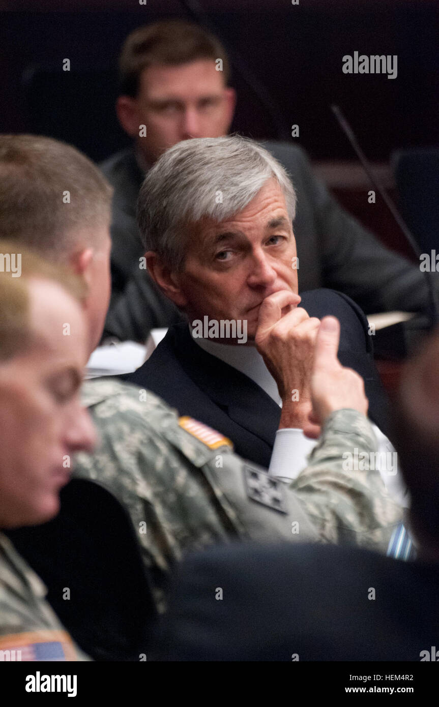 Secrétaire de l'Armée John McHugh écoute en tant que commandant de la Combined Arms Center Le lieutenant général David G. Perkins des mémoires au cours d'une visite à l'US Army Training and Doctrine Command, pour discuter de la manière dont la force de l'avenir permettra de former de se battre et de gagner les guerres de la nation, le 20 avril 2012, à Joint Base Langley-Eustis, Va. TRADOC développe, éduque et forme des soldats, des civils, et des leaders ; prend en charge la formation de l'unité ; et conçoit, fabrique et intègre une combinaison de capacités, de formations, et d'équipement pour renforcer l'armée américaine en tant que force de l'Amérique d'une action décisive. Flickr - l'armée américaine - l'Armée Traini Banque D'Images