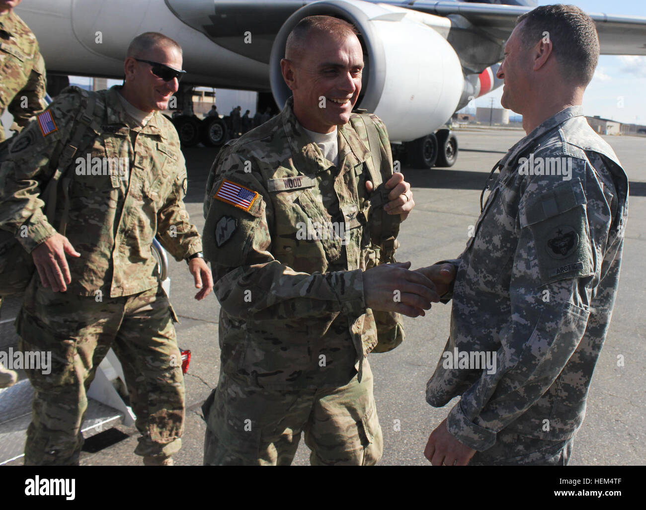 Le Général Raymond Palumbo, commandant de l'armée américaine en Alaska, accueille le Colonel Todd R. Wood, commandant de la 1re brigade Stryker Combat Team, 25e Division d'infanterie, le 22 avril à Eielson Air Force Base. Le colonel Wood est retourné à l'Alaska, aux côtés de plus de 300 autres 1-25ème soldats, après une année de déploiement en Afghanistan. Mission accomplie, le loup arctique Retour accueil 120429-A-S343-004 Banque D'Images