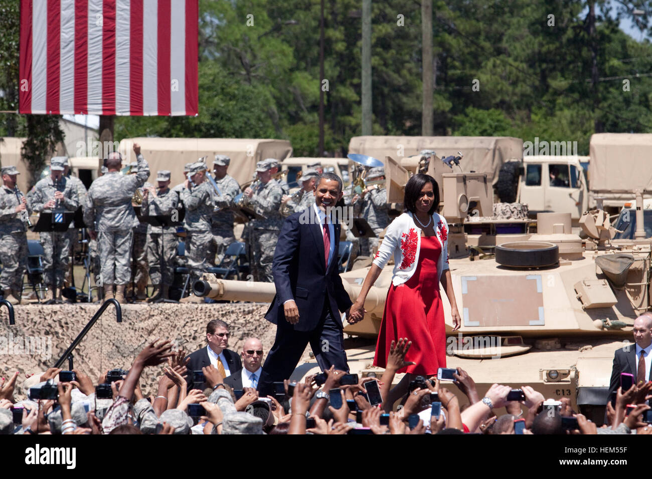 FORT STEWART, ga -- LE président Barack Obama et Première Dame Michelle Obama visite Fort Stewart pour reconnaître le service exceptionnel et les sacrifices de nos soldats, les anciens combattants et les familles de militaires qui ont joué un rôle crucial dans les efforts déployés par la Division de l'Irak et l'Afghanistan, avril 27. Dans le cadre de leur visite, le Président a signé un ordre exécutif pour aider à s'assurer que tous les membres du service d'Amérique, d'anciens combattants, de conjoints et d'autres membres de la famille ont l'information dont ils ont besoin pour prendre des décisions pédagogiques et sont protégés contre les agressions et les cibler par les institutions éducatives. (U.S. Phot de l'armée Banque D'Images