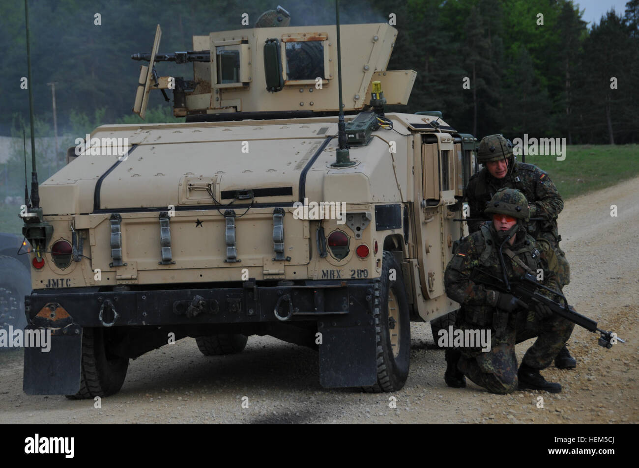 Les soldats allemands du 371e Bataillon d'infanterie de tir indirect à réagir lors d'une équipe de liaison et de mentorat opérationnel (ELMO) de l'entraînement à la préparation interarmées multinationale Centre à Hohenfels, Allemagne, le 5 mai 2012. XXIII de l'ELMO de la police et de l'Équipe de liaison et de mentorat opérationnel (ELMO) VII la formation sont conçus pour préparer les équipes de déploiement en Afghanistan avec la capacité de former, de conseiller et de permettre aux Forces nationales de sécurité de la Force dans des domaines tels que la contre-insurrection, combattre, consultatif et de travail permettant aux opérations de soutien. (U.S. Photo de l'armée par le Sgt. Evanoff Kirk/non publié) ment opérationnelle de l'OTAN Banque D'Images