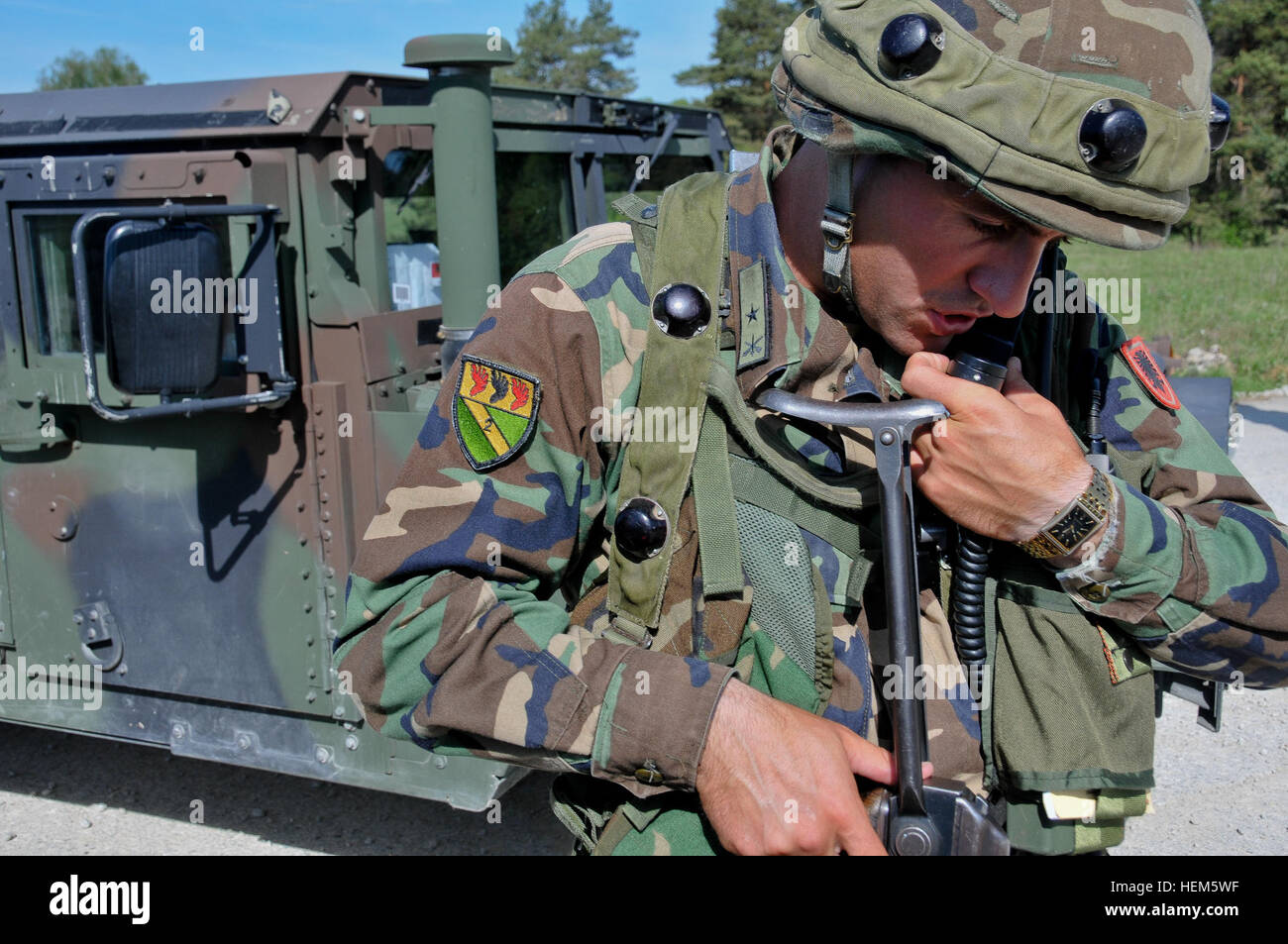 Un soldat albanais, reproduire, de l'Armée nationale afghane émet sur une radio au cours d'une équipe de liaison et de mentorat opérationnel (ELMO) de l'entraînement à la préparation interarmées multinationale Centre à Hohenfels, Allemagne, le 10 mai 2012. XXIII de l'ELMO de la police et de l'Équipe de liaison et de mentorat opérationnel VII la formation sont conçus pour préparer les équipes de déploiement en Afghanistan avec la capacité de former, de conseiller et de permettre aux Forces nationales de sécurité de la Force dans des domaines tels que la contre-insurrection, combattre, consultatif et de travail permettant aux opérations de soutien. (U.S. Photo de l'armée par le Sgt. Evanoff Kirk/non publié) Mento opérationnelle de l'OTAN Banque D'Images