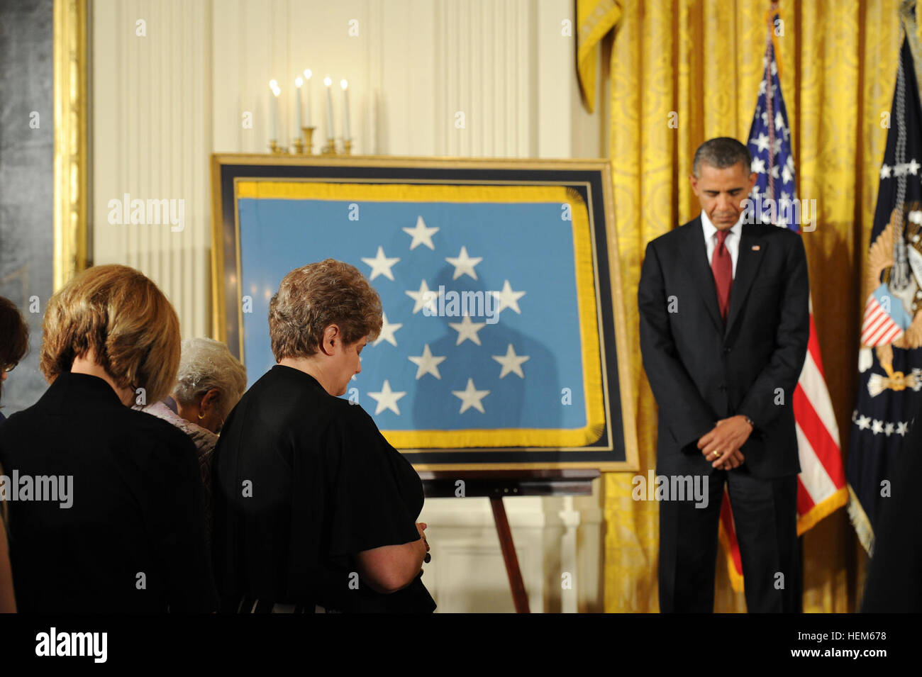 Le président Barack Obama et Rose Buccelli, spécialiste 4 Leslie H. Sabo Jr.'s widow baissent la tête pour l'oraison au cours de la médaille d'honneur de la Maison Blanche, à titre posthume, Cérémonie en l'honneur de SP4 Sabo. Puis 22 ans Sabo a été tué en action au Cambodge en 1970 lors de l'enregistrement de la vie de ses camarades. Médaille d'honneur de la Maison blanche pour la cérémonie de quatre spécialistes Leslie H. Sabo, Jr. 120516-A-S504-483 Banque D'Images