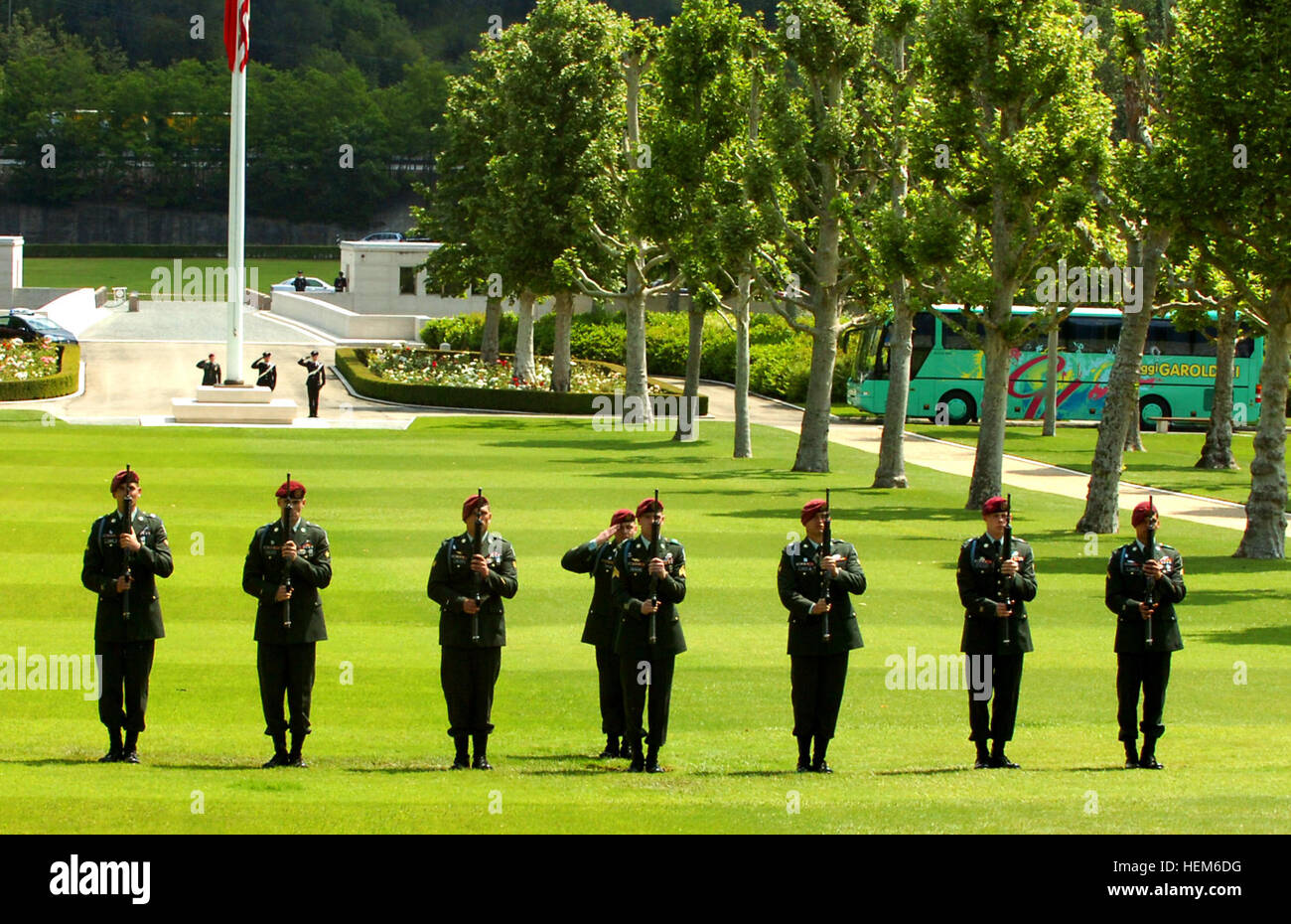De parachutistes la 173e Airborne Brigade Combat Team militaires durant la lecture d'entailles à la clôture d'une journée commémorative cérémonie à la Florence American Cemetery and Memorial, le 28 mai. "C'est une très importante cérémonie en l'honneur de tous les anciens combattants qui ont sacrifié, quel que soit le pays, pour la liberté", a déclaré le Sergent de 1ère. Peter Lentz, premier sergent du détachement arrière pour 1er bataillon du 503e Régiment d'infanterie, 173e ABCT. L'honneur des soldats du ciel le passé, le présent service lors de la cérémonie 590429 Banque D'Images