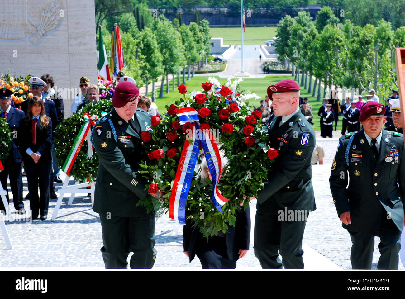 Parachutistes du 1er Bataillon, 503e Régiment d'infanterie, 173ème Airborne Brigade Combat Team préparer de fixer une couronne d'honneur les membres de l'America's fallen lors d'une cérémonie à la Journée commémorative Florence American Cemetery and Memorial, le 28 mai. "C'est une très importante cérémonie en l'honneur de tous les anciens combattants qui ont sacrifié, quel que soit le pays, pour la liberté", a déclaré le Sergent de 1ère. Peter Lentz, premier sergent du détachement arrière pour 1er bataillon du 503e Régiment d'infanterie, 173e ABCT. L'honneur des soldats du ciel le passé, le présent service lors de la cérémonie 590428 Banque D'Images