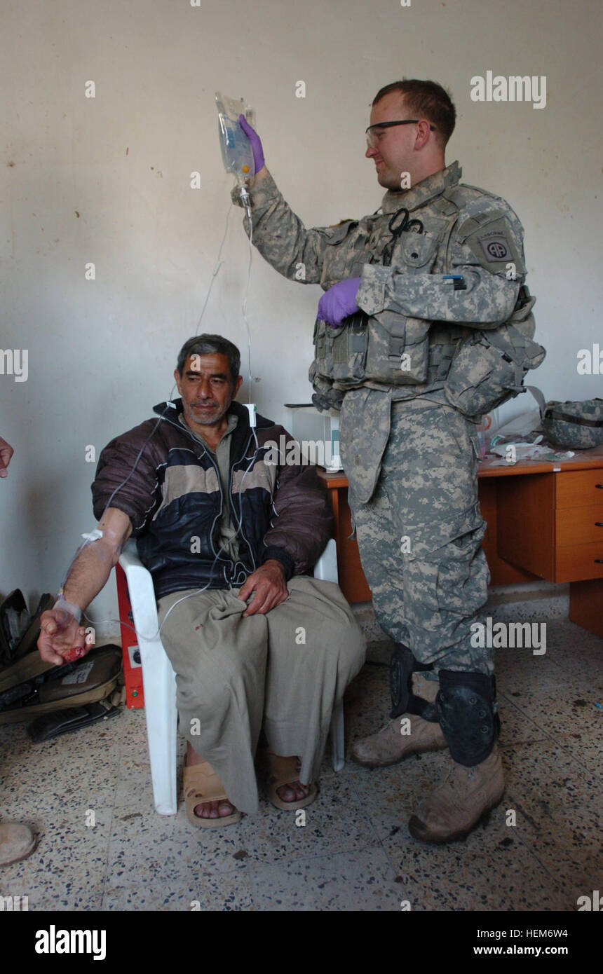 Un combat medic affecté à la 5e Escadron, 73e Régiment de cavalerie, attaché à la 3e Brigade Combat Team, 1re Division de cavalerie, surveille le fluide d'un IV patient irakien en génie, l'Iraq, le 18 mars. La 5-73ème et 2e Brigade, 5e Division de l'armée irakienne a effectué la mission conjointe d'apporter une aide médicale aux habitants de la ville. (U.S. Photo de l'armée par le Sgt. Armando Monroig Moblile, 5e Détachement des affaires publiques), de l'armée américaine de l'Iraq de fournir les résidants de la région de génie avec soins médicaux 38972 Banque D'Images