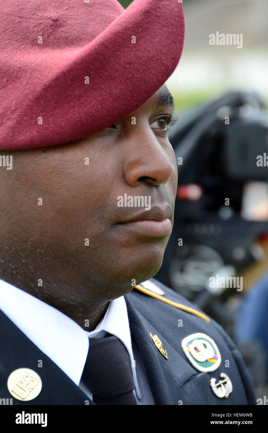 Le sergent parachutiste de l'armée américaine. 1re classe Pat Smith, Armée des États-Unis et des affaires civiles de la commande d'opérations psychologiques (Airborne), de Fort Bragg, N.C., se situe à parade reste au cours d'une cérémonie pour commémorer le 68e anniversaire de l'invasion du Jour J, cimetière britannique de Ranville, France, 6 juin 2012. De parachutistes des nations alliées en Normandie rassembler chaque année comme un souvenir au service militaire Les membres qui ont participé à l'effort pour libérer l'Europe occupée par les nazis durant la Seconde Guerre mondiale le 6 juin 1944. La commémoration, qui comprend des cérémonies pour le service des membres qui ont donné leur li Banque D'Images