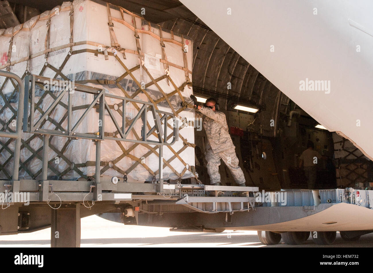 Les cadres supérieurs de l'Armée de l'air Airman Joshua Tovar, un spécialiste des fonctions d'antenne avec antenne 452e Escadrille de soutien de Port, pousse les marchandises lourdes à partir de la rampe d'un avion C-17 et sur un tracteur au cours de l'exercice guerrier, le 11 juin 2012. Airman téléchargements 120611 transport C-17-A-WZ615-907 Banque D'Images