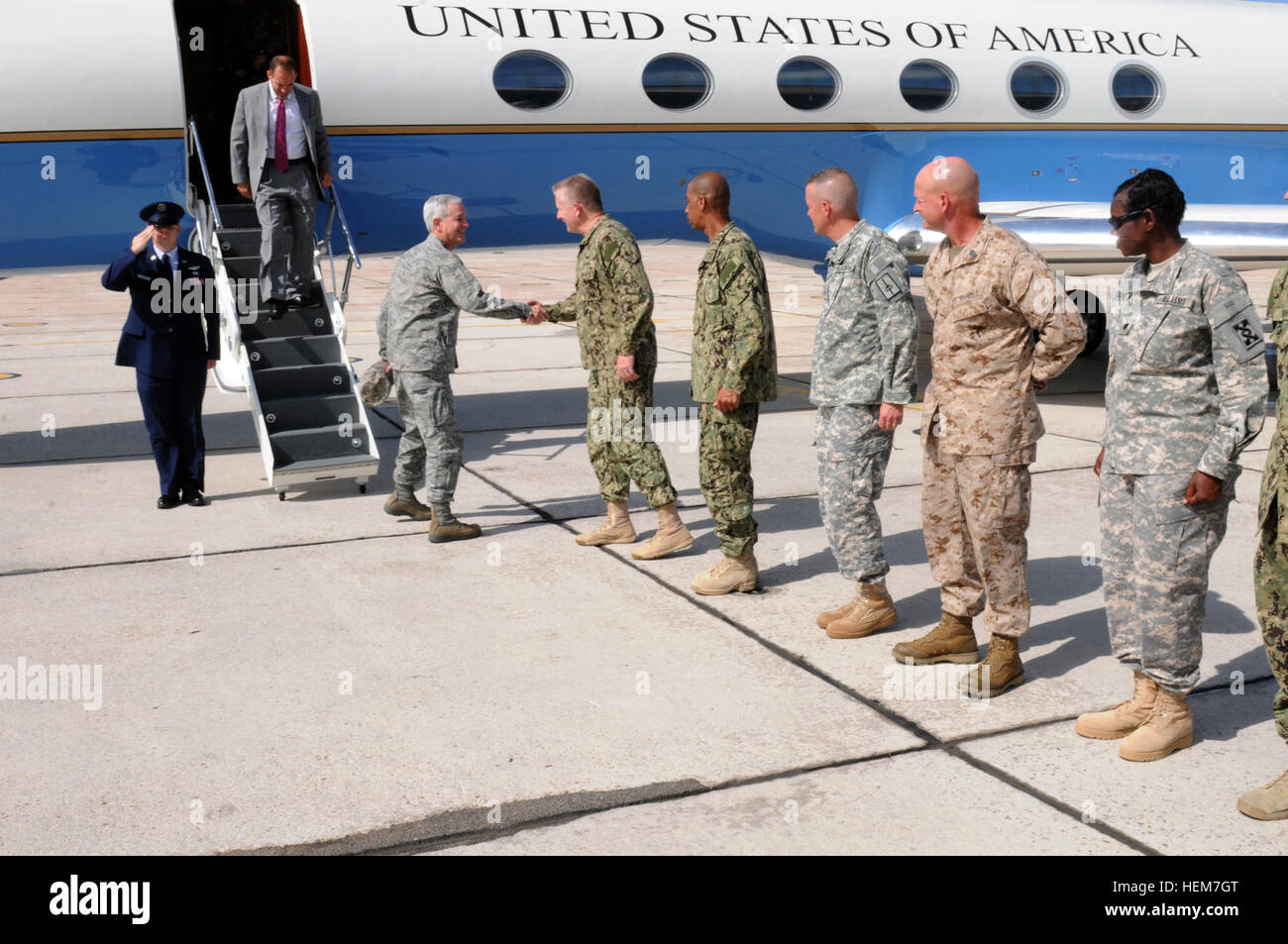 Adm arrière.'s David Woods, commandant sortant de la Force opérationnelle Force-Guantanamo, et John Smith Jr., commandant entrant, accueillent le général Douglas Fraser qu'il quitte son avion à l'aérogare sur Guantanamo Bay, Cuba. Fraser était ici pour le Groupe Force-Guantanamo ont tenu une cérémonie de passation de commandement, le 25 juin 2012. La passation de commandement de l'Force-Guantanamo 120625-A-JM788-212 Banque D'Images