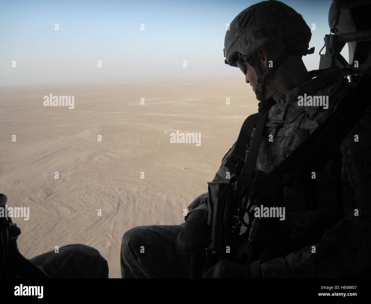 Le Sgt. Broc T. Hornaday, un chef d'équipe de la société B, 1er Bataillon, 15e Régiment d'infanterie, 3ème Armored Brigade Combat Team, 3e Division d'infanterie, regarde du côté d'un UH-60 Black Hawk que son équipe se prépare à la terre et démonter tout en menant des opérations mobiles air simulé près du Camp Buehring, le Koweït, le 11 juillet. Hornaday, originaire de Oologah, Oklahoma, et son équipe sont la formation dans le cadre de la préparation du Bataillon peut faire d'opérations d'urgence dans la région. (U.S. Photo de l'Armée Le lieutenant Joe Bush 1er, 1-15 Inf. Ne., 3e, 3e ABCT ID Public Affairs) Baker Boys prendre opérations à t Banque D'Images