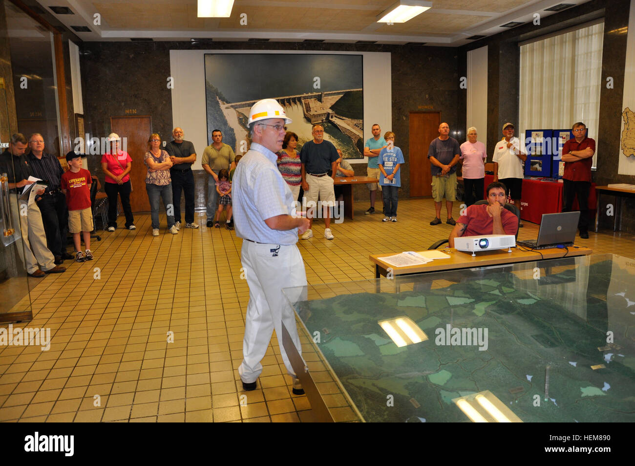 Chuck Ogle, Centre Hill power plant surintendant, les mémoires des visiteurs, le 21 juillet 2012, avant le premier tour de l'US Army Corps of Engineers du District de Nashville installations depuis le 11 septembre 2001. Center Hill Lake journée portes ouvertes, visites de l'usine d'attirer les jeunes, les personnes âgées visiteurs 120721-A-HL948-001 Banque D'Images