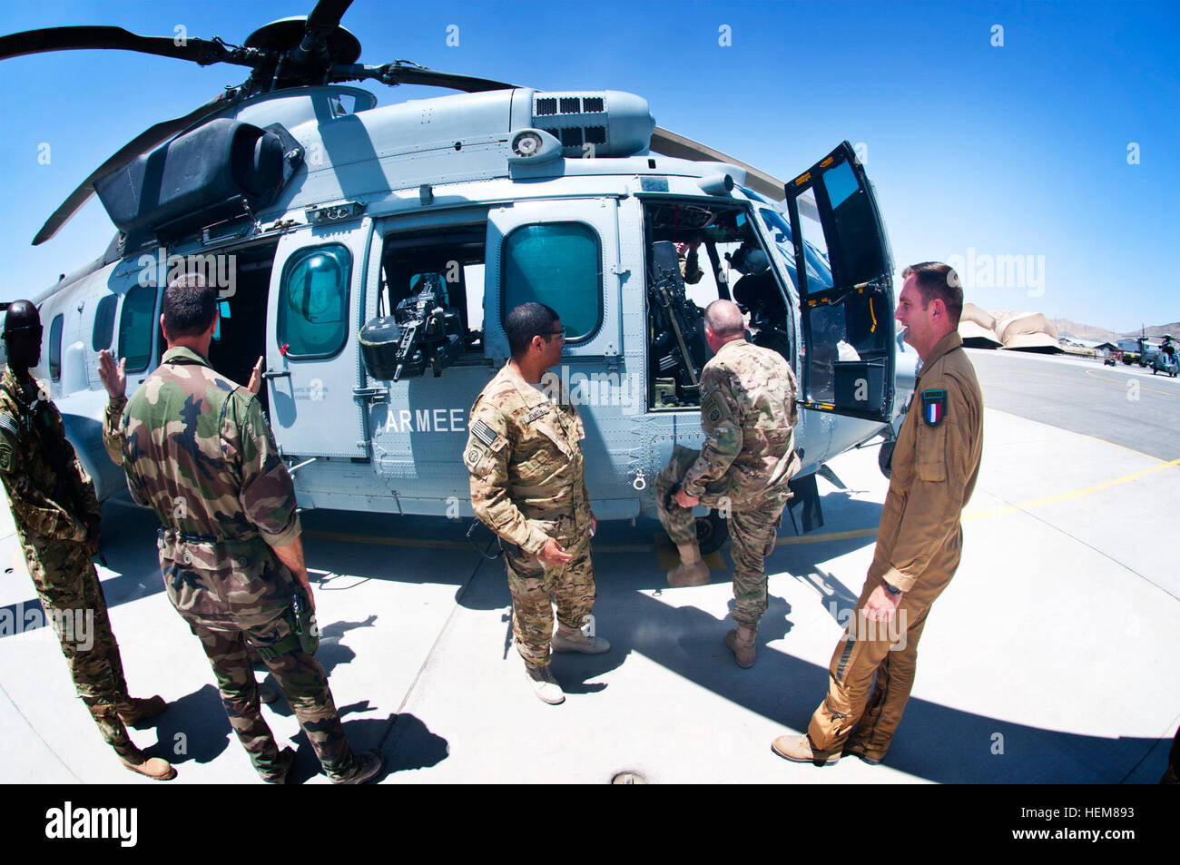Une armée de l'air hélicoptère EC 725 Caracal de Task Force Mousquetaire est assis sur l'affichage à l'aéroport international de Kaboul pour un contingent d'aviateurs de l'armée américaine et les commandants de la Force Pegasus, 82e Brigade d'aviation de combat, le 21 juillet. Le caracal est un hélicoptère utilitaire multifonction utilisé pour le transport de troupes, l'évacuation, et de recherche et sauvetage de combat, semblable à l'UH-60 Black Hawk utilise l'armée américaine. La rencontre entre les deux groupes de travail a été l'occasion de comparer les capacités des aéronefs et de déterminer comment les deux partenaires de l'OTAN peut mieux aider les uns les autres à l'exploitation au cours de easte Banque D'Images