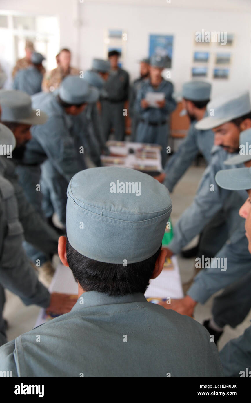 Des recrues de la police uniforme afghane écouter un de leurs instructeurs qu'il récite le serment d'un agent de police au cours d'une cérémonie à la base d'opérations avancée Shank, province de Logar, Afghanistan, le 25 juillet 2012. (U.S. Photo de l'armée par le Sgt. Austin Berner/libérés) Enduring Freedom 120725-A-BZ540-028 Banque D'Images