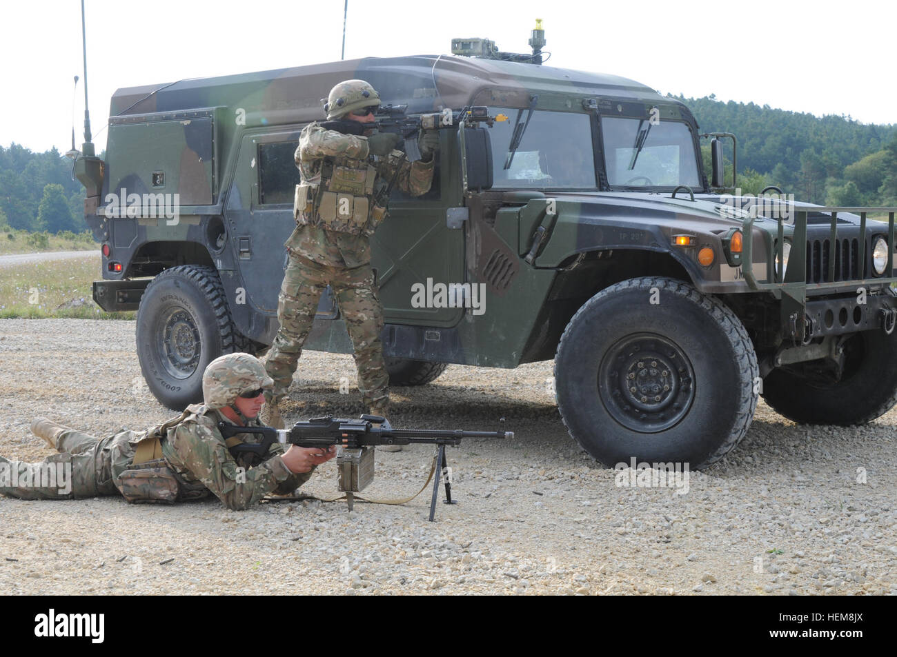 Les soldats de l'armée géorgienne du 1er Peloton, la Compagnie Bravo du 32e Bataillon d'infanterie se mettre à couvert derrière un Humvee au cours d'un exercice de répétition de mission (MRE) au Centre de préparation interarmées multinationale à Hohenfels, Allemagne, 3 août 2012. Emr sont conçus pour préparer les unités pour le déploiement sur le théâtre des opérations en Afghanistan pour mener des contre-insurrection, la stabilité, et des opérations de transport à l'appui de la Force internationale d'assistance à la sécurité. (U.S. Photo de l'armée par la CPS. Fredrick J. Willis Jr./libérés) 32e Bataillon d'infanterie géorgienne a pour mission d'exercice de répétition 120802-A-OY175-001 Banque D'Images