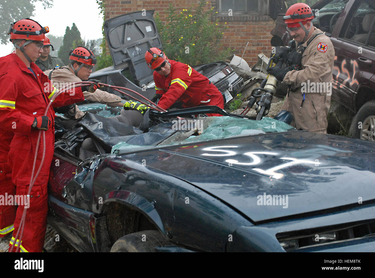 Briser le toit.MUSCATATUCK URBAN TRAINING CENTRE, Ind. - Les pompiers affectés à l'équipe de protection de l'incendie de Fort Knox stabiliser un véhicule commercial et l'utilisation d'un épandeur hydraulique-pièce outil de sauvetage pour aider à enlever le toit et le sauvetage d'un mannequin, se présentant comme un civil, c'est coincé à l'intérieur de la voiture au cours d'une réponse dynamique 13 Exercice de recherche et sauvetage à l'Muscatatuck Formation urbaine complexe, 10 août. L'Rineyville, Ky., les pompiers ont été responsables de l'évacuation des blessés civils pris sous les décombres et dans les véhicules au cours de la catastrophe intérieure formation.(U.S. Photo de l'armée Banque D'Images