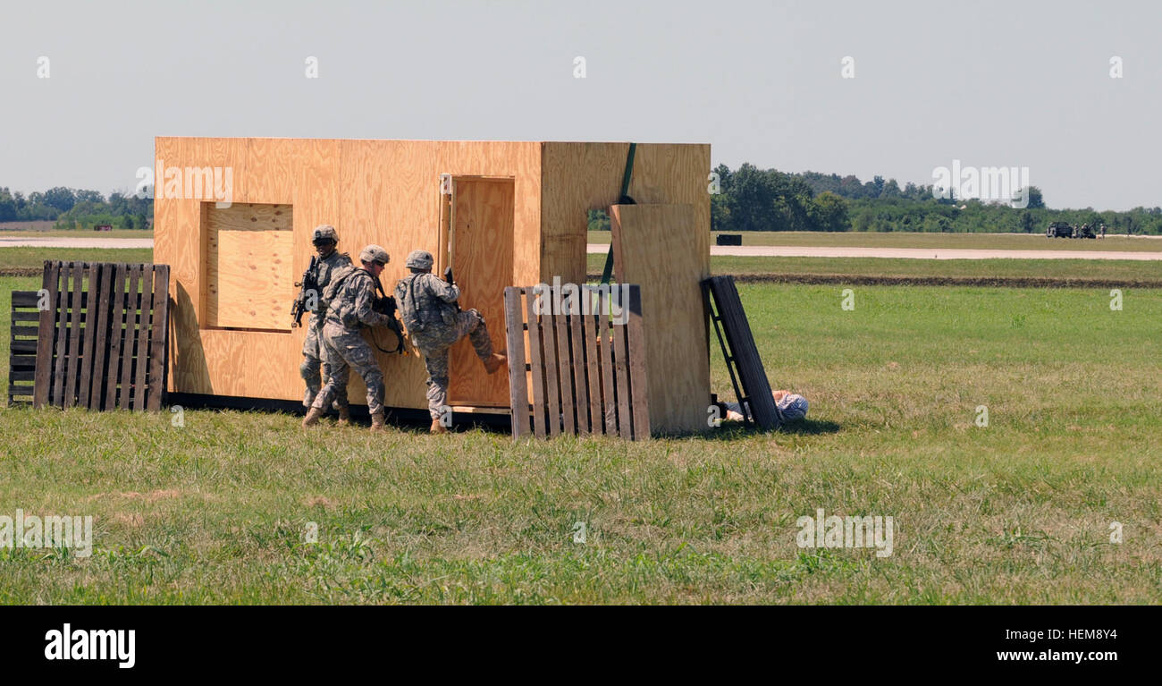 Les soldats de la 4e Brigade Combat Team kicks dans la porte d'un insurgé, lors d'une simulation de l'agression de l'air super samedi voir Fort Campbell, Kentucky, le 11 août. Le salon est l'une des principales attractions durant la Semaine annuelle de l'Eagles, qui célèbre la 101e Division aéroportée et les honneurs du 70e anniversaire de son histoire de la vaillance. (U.S. Photo de l'armée par le Sgt. Shanika L. Futrell, 159e Brigade d'aviation de combat/ Affaires publiques) Parution Samedi Super Air Show célèbre 70 ans d'héritage de la Division d'assaut aérien 120811-A-CK382-017 Banque D'Images