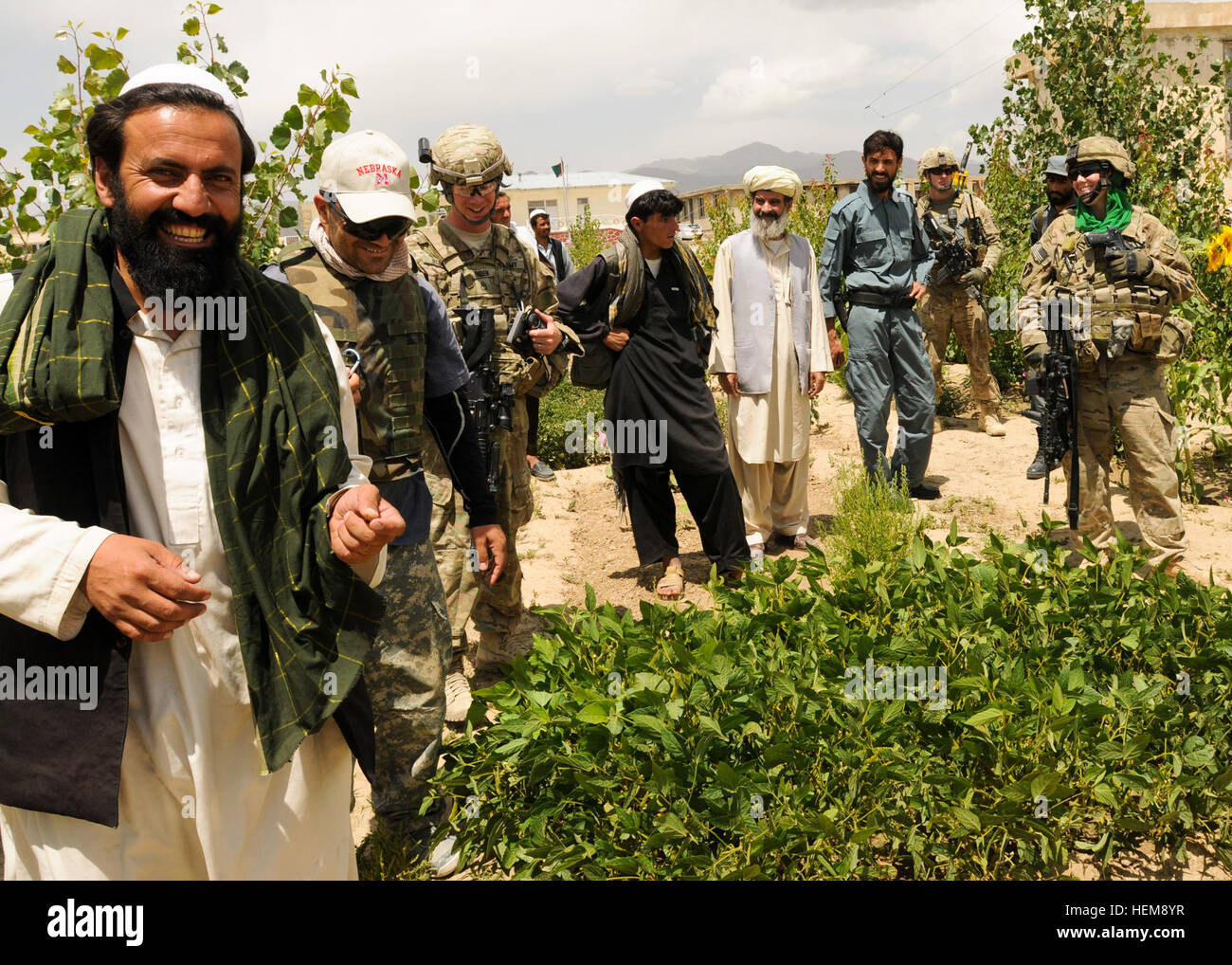 La province de Paktya, Afghanistan - Khial Mohammad (à gauche), l'agent de vulgarisation agricole pour Ahmad Abad District de la province de Paktya, Afghanistan, le sergent. 1re classe John Ruden (centre) et le Sgt. Beth Ramsey (droite), tous deux membres de l'Équipe de reconstruction provinciale de Paktya, vérifier l'avancement d'une parcelle de soja, Aug.13, 2012. Ruden, un spécialiste de la sécurité alimentaire, et Ramsey, un spécialiste en foresterie, a donné des cours et construit une ferme de démonstration pour montrer les agriculteurs afghans comment bien cultiver, récolter et stocker leurs produits. (U.S. Photo de l'armée par le Sgt. Christopher Bonebrake, 115e des Affaires publiques de la DETA Mobile Banque D'Images