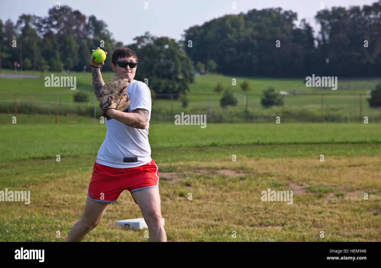 Le sergent de l'armée américaine. Kaily Brown, 55e Compagnie de transmissions (Caméra Combat), ses pratiques le softball Watkins Park Mount Airy, Md., 17 août 2012. Le s.. Brown est en préchauffage pour le softball match contre le siège et le détachement de l'Administration centrale . (U.S. Photo de l'armée par la FPC. Nataly Alcaraz-Cruz/libérés) 9e jour de l'organisation de la commande du signal 120817-A-RI786-116 Banque D'Images