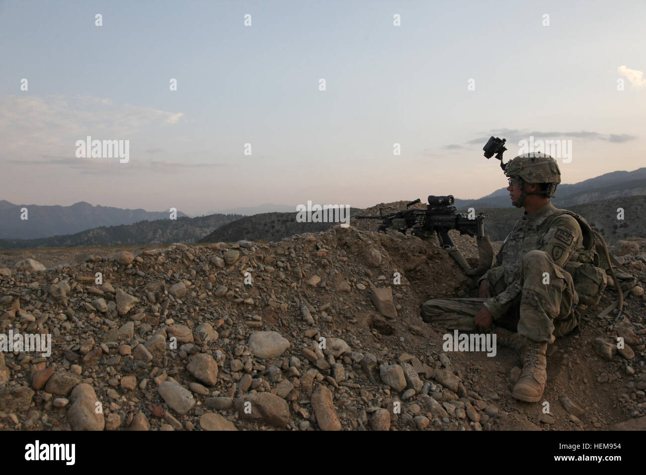 Circuit de l'armée américaine. Brad Filkin, un fantassin dans 2e peloton, compagnie choisie, 3e Bataillon (Airborne), 509e Régiment d'infanterie, Task Force 4-25, fournit la sécurité pour un point de contrôle mis en place en dehors d'une base de la police uniforme afghane près de l'avant poste Herrera, province de Paktia, Afghanistan, le 18 août 2012. (U.S. Photo de l'armée par le Sgt. Kimberly Trumbull / Relâché) Contrôle de sécurité 120818-A-PO167-120 Banque D'Images