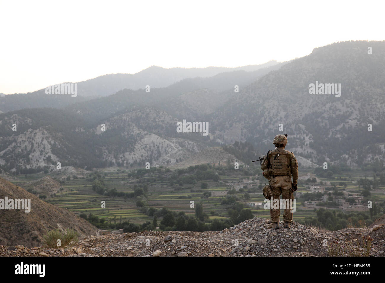 Un soldat de l'armée américaine en 2e peloton, compagnie choisie, 3e Bataillon (Airborne), 509e Régiment d'infanterie, Task Force 4-25, fournit la sécurité pour un point de contrôle mis en place en dehors d'une base de la police uniforme afghane près de l'avant poste Herrera, province de Paktia, Afghanistan, le 18 août 2012. (U.S. Photo de l'armée par le Sgt. Kimberly Trumbull / Relâché) Contrôle de sécurité 120818-A-PO167-129 Banque D'Images
