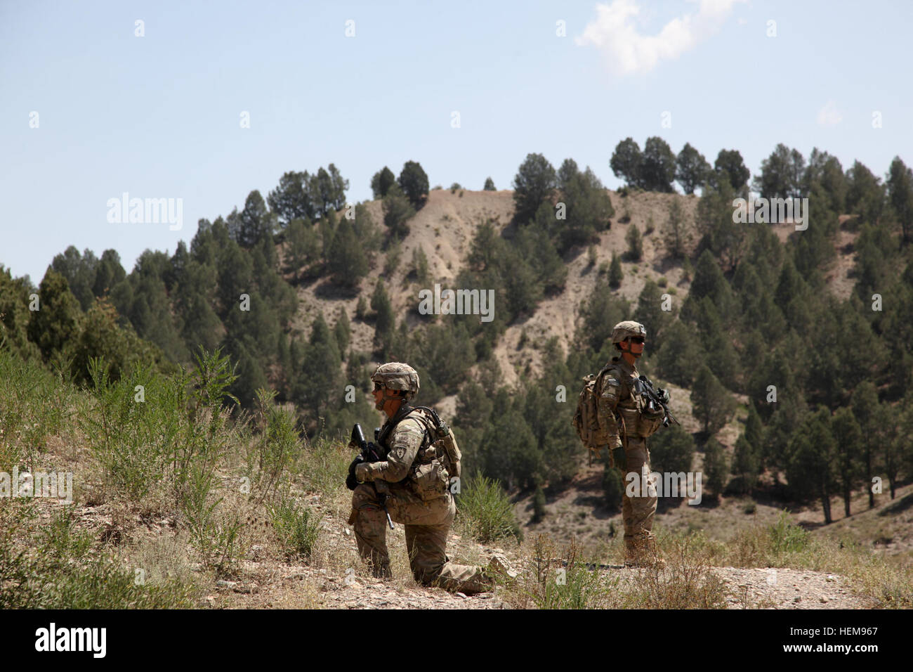 Les soldats de l'armée américaine dans la société choisie, 3e Bataillon (Airborne), 509e Régiment d'infanterie, Task Force 4-25, assurer la sécurité lors d'une pause dans une patrouille dans Khermanah, province de Paktia, Afghanistan, le 19 août 2012. L'entreprise choisie est sortie en réponse à une attaque de tir indirect contre l'avant poste Herrera. (U.S. Photo de l'armée par le Sgt. Kimberly Trumbull) Société choisie patrol 120819-A-PO167-024 Banque D'Images