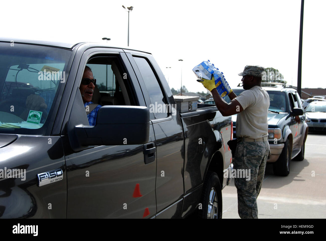 CHALMETTE, en Louisiane - Un air de Louisiane Garde nationale charge un cas de l'eau pour les résidents de Chalmette touchés par l'ouragan Isaac, 31 août 2012. La Lang a plus de 6 000 soldats et aviateurs de l'obligation de soutenir nos citoyens, les autorités locales et en menant des opérations d'urgence de l'ouragan Isaac. (U.S. Photo de l'armée par la CPS. Tarell J. Bilbo, 241e Détachement des affaires publiques/Mobile) parution de l'air de distribuer les ressources de la Louisiane Gardes 120831-A-SM895-052 Banque D'Images