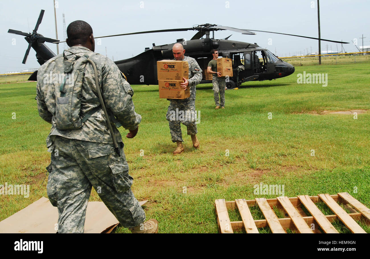 Soldats avec 1020th Ingénieur Vertical, 527e bataillon du génie de l'entreprise, recueillir l'eau d'un et MREs Black Hawk pour distribution à l'opération d'urgence le Centre à Grand Isle, 31 août 2012. La Lang a plus de 8 000 soldats et aviateurs de l'obligation de soutenir nos citoyens, autorités locales et d'État à l'appui de l'opération d'Isaac. L'alimentation fournit la garde nationale de la Louisiane après l'ouragan Isaac 120831-A-EO763-198 Banque D'Images