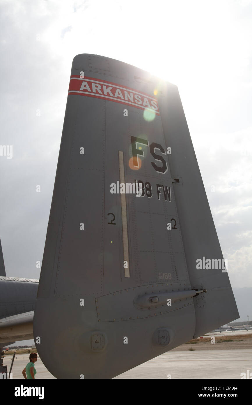 Les rayons du soleil frappent la queue d'un A-10 Thunderbolt II aéronefs affectés à la 455 e Escadre expéditionnaire aérienne sur l'aérodrome de Bagram, la province de Parwan, à l'Afghanistan, le 2 septembre 2012. Le A-10 est un siège simple, twin engine fighter utilisé pour l'appui aérien rapproché. (U.S. Photo de l'armée par la CPS. Claire Andrew Baker/libérés) A-10 Affichage 120902-A-NI188-046 Banque D'Images