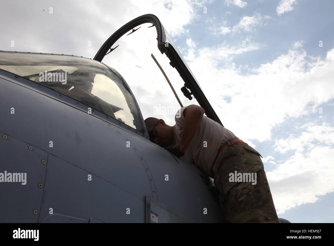 Les cadres supérieurs de l'US Air Force Airman Romeo Gil servant avec le 455 e Escadre expéditionnaire aérienne travaille sur l'équipement dans le cockpit d'un A-10 Thunderbolt II aéronefs sur l'aérodrome de Bagram, la province de Parwan, à l'Afghanistan, le 2 septembre 2012. Le A-10 est un siège simple, twin engine fighter utilisé pour l'appui aérien rapproché. (U.S. Photo de l'armée par la CPS. Claire Andrew Baker/libérés) A-10 Affichage 120902-A-NI188-112 Banque D'Images