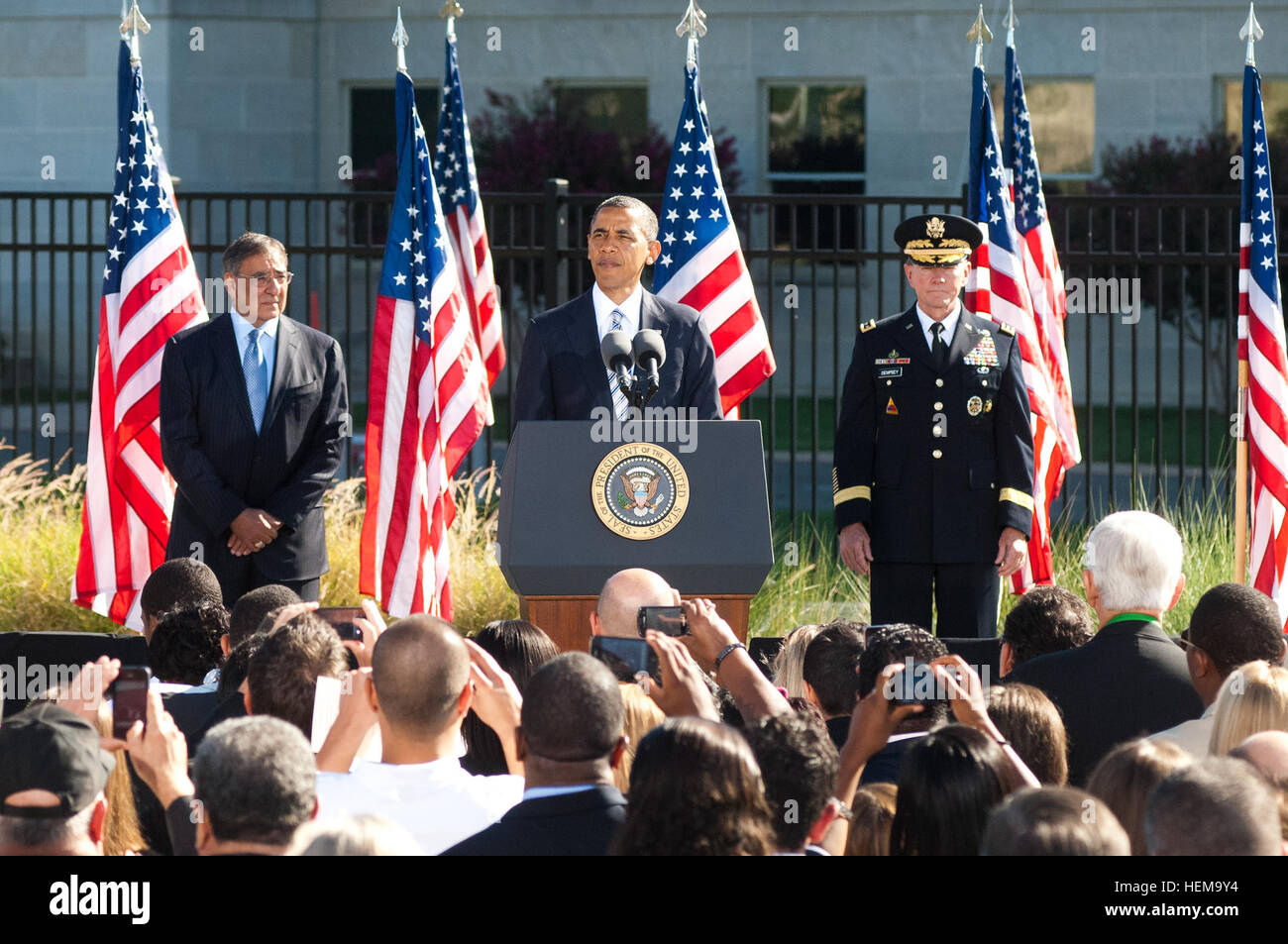 Un service commémoratif du Pentagone rend hommage à 9/11 victimes avec le leadership militaire américain et le président présent, commémorant les attaques et reconnaissant le service du personnel militaire et civil. Banque D'Images