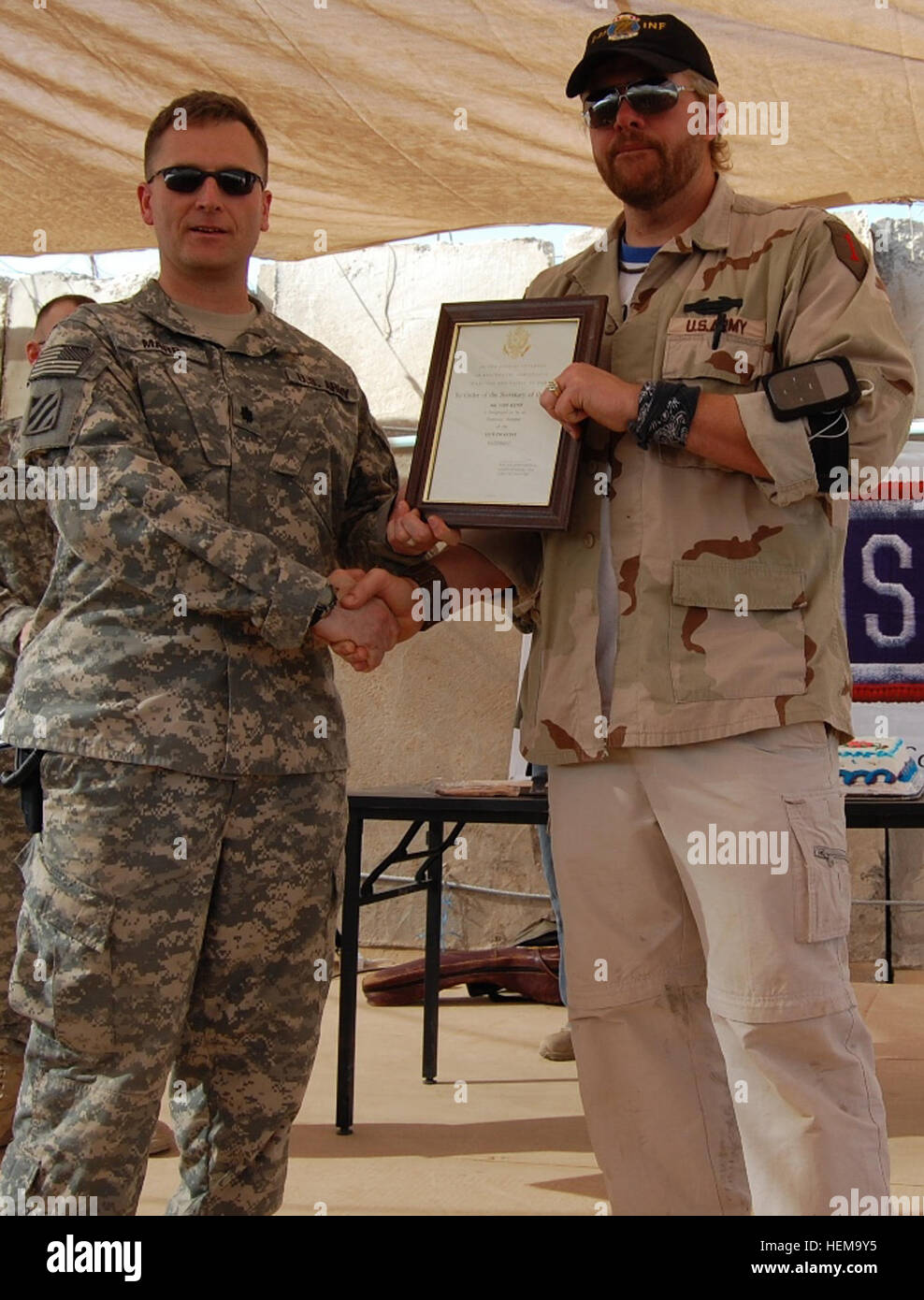 Le lieutenant-colonel Jack Marr, 1-15ème régiment d'infanterie, commandant de Toby Keith intronise en tant que membre honoraire après Keith a fait un usage afficher au poste de combat Carver, Salman Pak, l'Iraq, le 26 avril. Keith, sur son sixième tournée USO, effectuées pour lutter contre les troupes de première ligne. (U.S. Photo de l'armée/Sgt. 1re classe Scott Maynard) Toby Keith l'Iraq 7 Banque D'Images