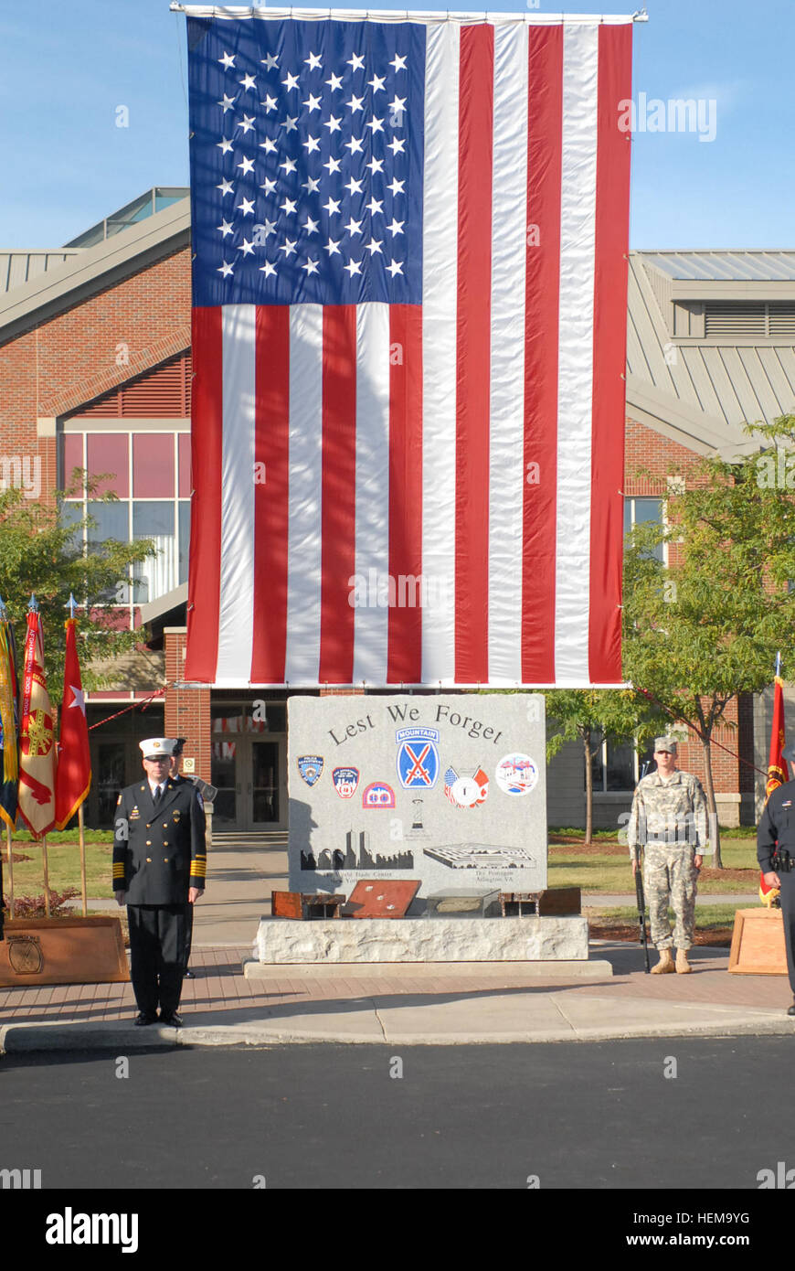 Fort Drum organise une cérémonie de dépôt de gerbes à Clark Hall pour commémorer l'anniversaire des attaques du 11 septembre, avec le drapeau hissé au-dessus du Mémorial de 9/11 pour honorer les victimes et les premiers intervenants. Banque D'Images