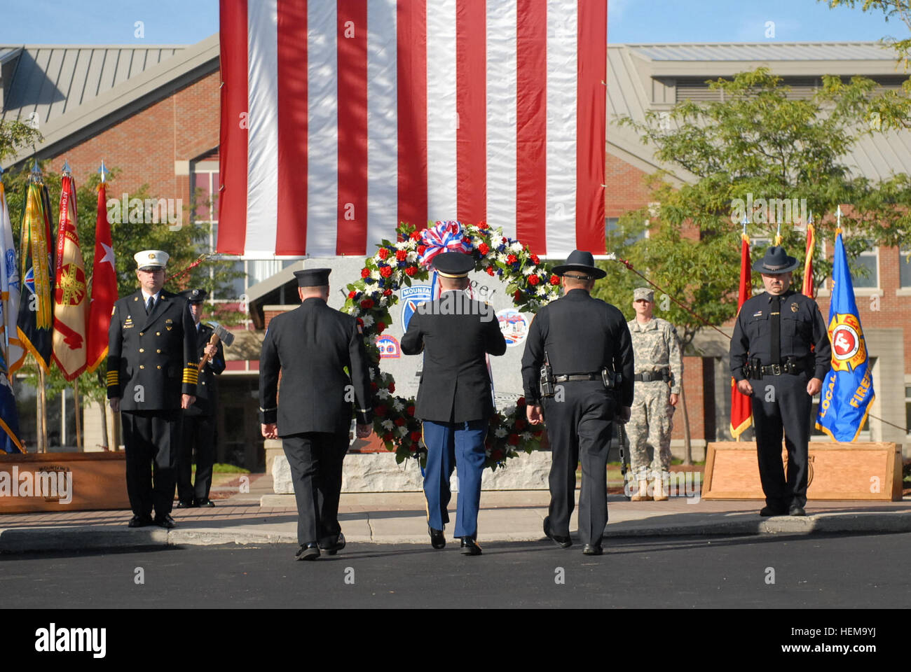 Le personnel des services d'urgence de Fort Drum participe à une cérémonie de dépôt de gerbes au mémorial de 9/11 à Clark Hall pour honorer les victimes des attaques du 11 septembre. Banque D'Images