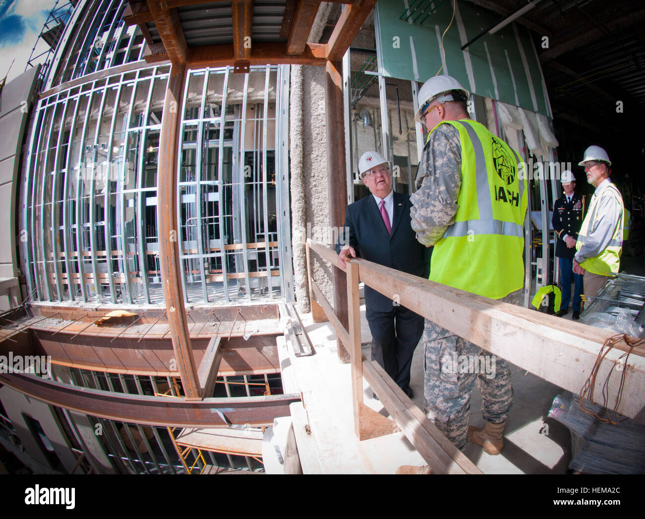 Sous-secrétaire de l'Armée Joseph W. Westphal visite le site de construction d'un nouvel hôpital en cours de construction sur le fort Riley, le 14 septembre 2012, à Fort Riley, Kansas. Le nouvel hôpital sera fort Riley est de plus en plus besoins de soins pour les 40 à 50 ans et emploiera plus de 300 professionnels de la santé supplémentaires pour assurer un niveau supérieur de soins aux patients. Avec le nouvel hôpital un guerrier, complexe de transition une clinique de soins primaires et d'un traumatisme crânien clinique sont en cours de construction sur le fort Riley. Engagé à l'armée de l'excellence universitaire national 120914-A-AJ780-010 Banque D'Images