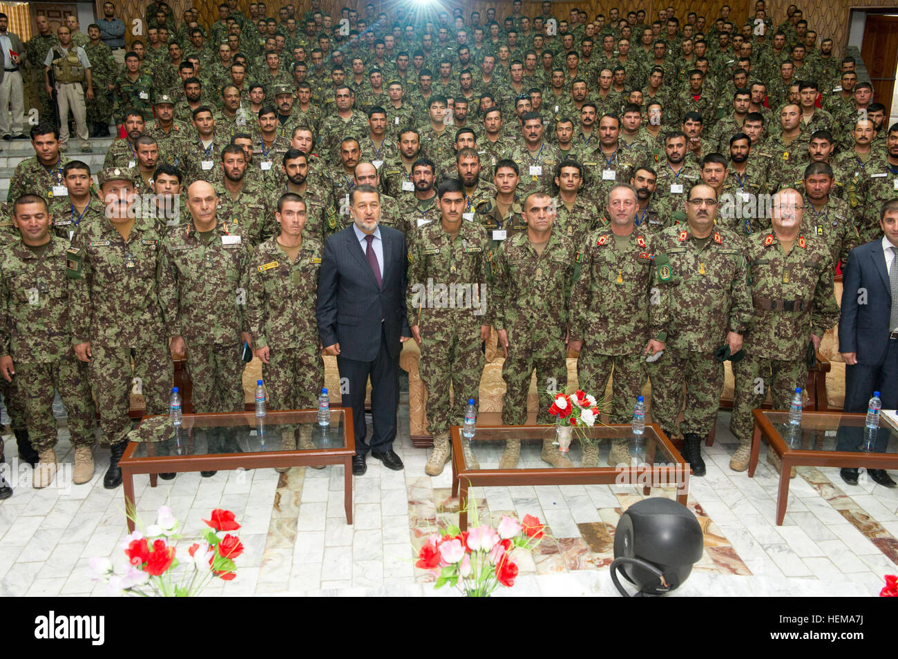 Le ministre afghan de la Défense Bismillah Mohammadi est avec l'Armée nationale afghane sous-officiers à la 9e édition de sergent-major de l'Armée séminaire tenu au Centre de formation militaire de Kaboul à Kaboul, Afghanistan, le 20 septembre. Le ministre a exprimé sa gratitude pour l'appui et sous-officiers les appelant à la fois l'épine dorsale de l'ANA et les gardiens de son honneur. L'Armée américaine photo par le Sgt. Christopher Harper (publié) 120920-A-KO300-836 Banque D'Images