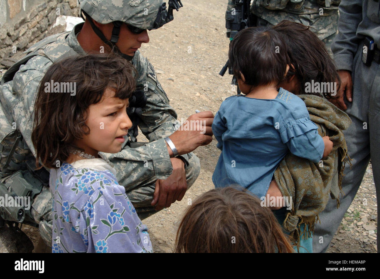 Le 30 avril 2007, un soldat de la Compagnie de Police Militaire 1175th marque les mains des enfants lorsqu'ils entrent dans une école où l'Équipe de reconstruction provinciale de Bagram est la réalisation d'une medcap dans le district de Tagab de la province de Kapisa, en Afghanistan. Photo de l'Armée américaine par Michael Bracken autorisé pour diffusion publique par le major John N. Bryan APN Afghanistan PAO DSN - 318.231.4448 L'opération Enduring Freedom 44137 Banque D'Images