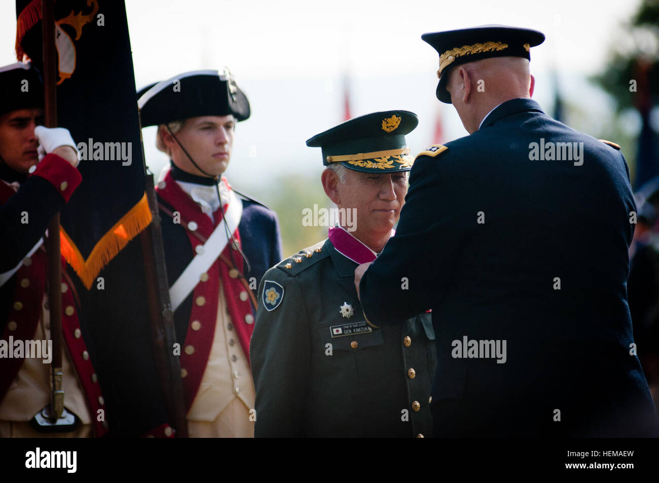 Chef de l'armée américaine, le général Raymond Odierno T. (à droite) remet la Légion du Mérite (grade de commandant) d'autodéfense japonaise, le général Chef d'Eiji Kimizuka, 27 septembre 2012, à Joint Base Myer-Henderson Kimizuka Hall, en Virginie, a reçu le prix pour la promotion du bien-être de la famille à travers le développement d'un Japon d'autodéfense au sol structure de soutien à la famille. Leader principal à partir de la Terre du Soleil Levant visites de la capitale nationale 120927-A-AJ780-003 Banque D'Images